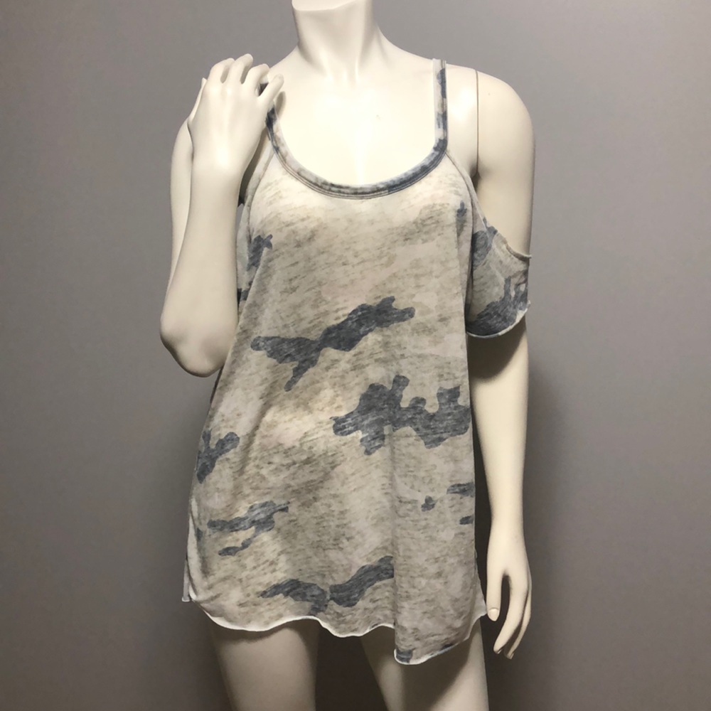 💫 3 for 30 💫 Express Camo Cold Shoulder Top